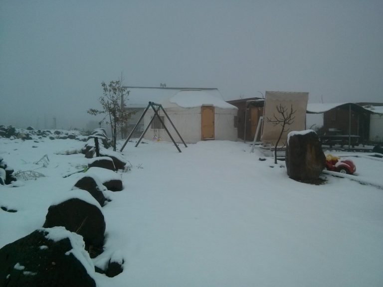 אוהל בשלג. רוגעלך - לינה באוהל מונגולי ברמת הגולן